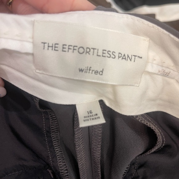 Wilfred The Effortless Pant in Peppercorn Gray. - Picture 2 of 11